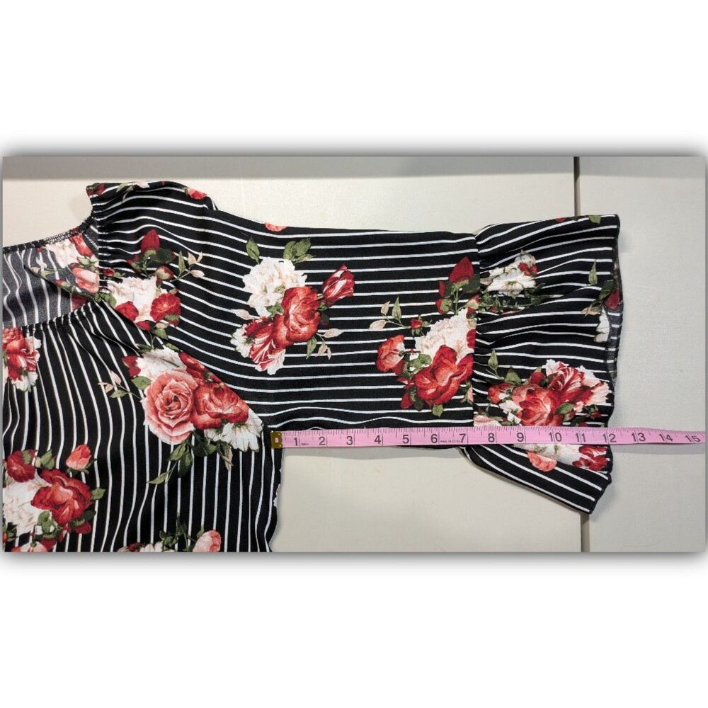 Free Kisses Floral Top with White Stripes Size Plus 2X - Picture 3 of 5